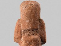 Aeg T 10 RS  Aeg T 10, Rückseite, 21. Dynastie, Uschebti, Roter Ton, H 9,5 cm, B 4,0 cm, T 3,3 cm : Bestandskatalog Ägypten, Museumsfoto: Claus Cordes
